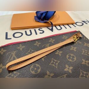 EUC - Authentic Louis Vuitton Neverfull Wristlet w/fuchsia interior!